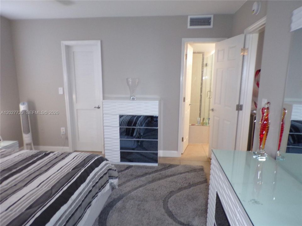 For Sale: $299,900 (2 beds, 2 baths, 1083 Square Feet)