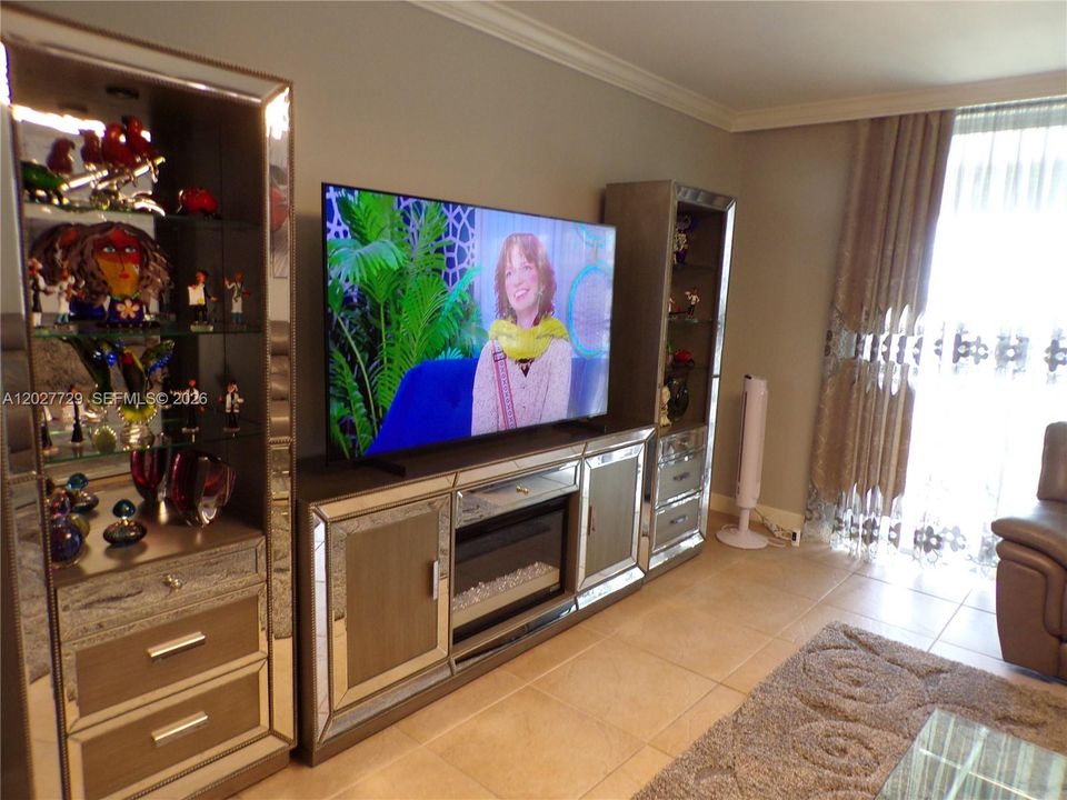 For Sale: $299,900 (2 beds, 2 baths, 1083 Square Feet)
