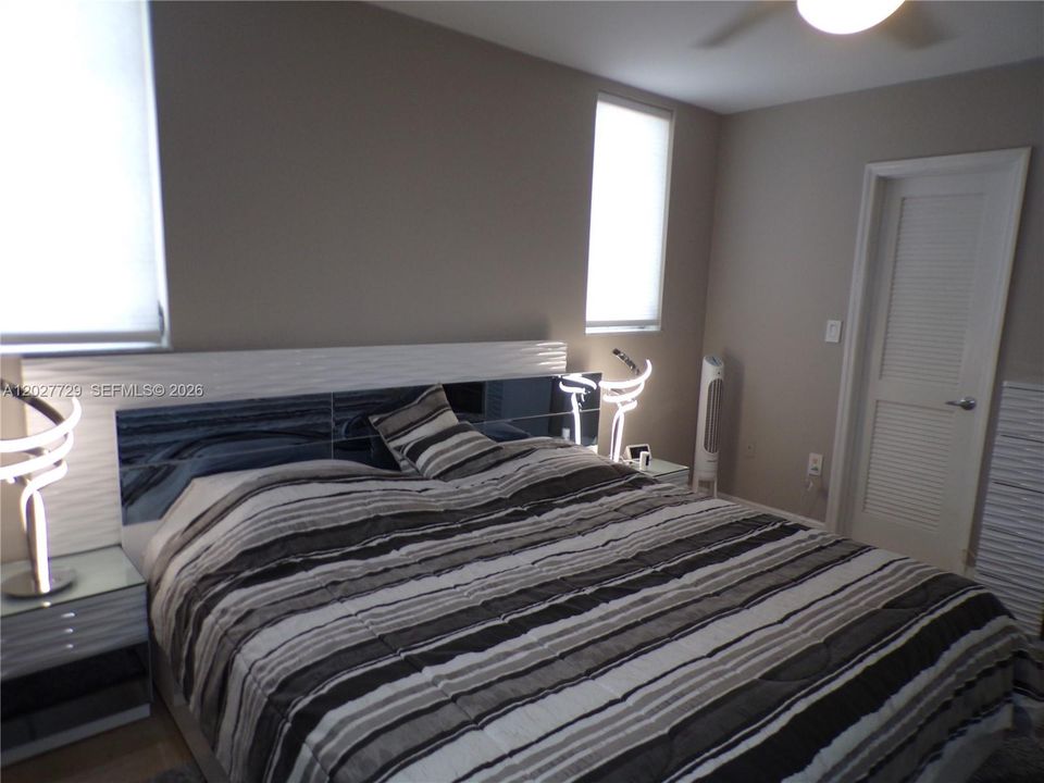 For Sale: $299,900 (2 beds, 2 baths, 1083 Square Feet)