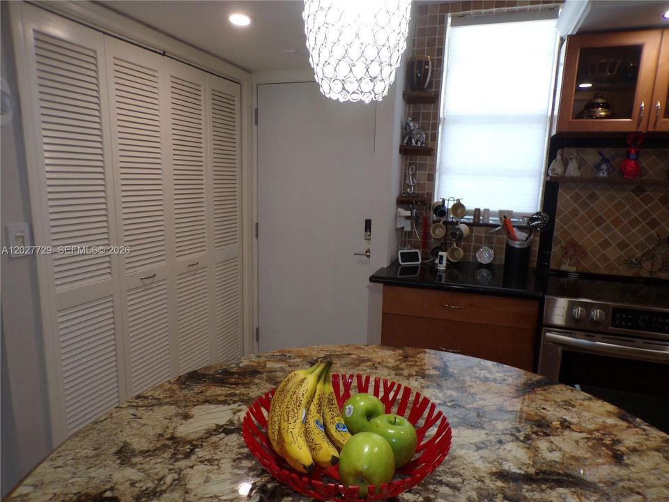 For Sale: $299,900 (2 beds, 2 baths, 1083 Square Feet)