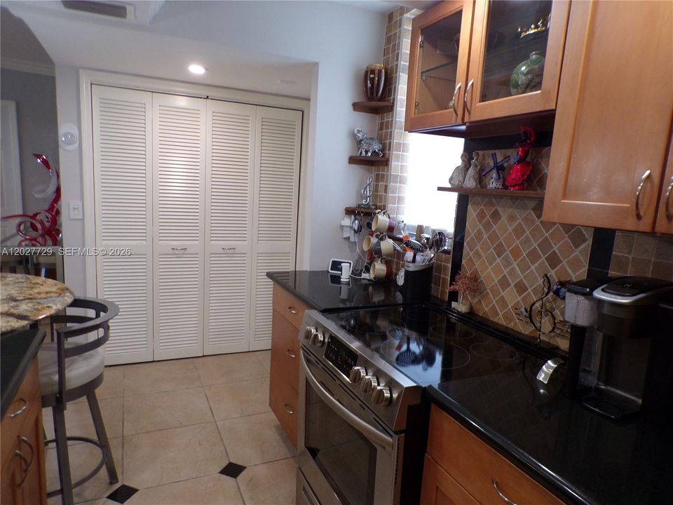 For Sale: $299,900 (2 beds, 2 baths, 1083 Square Feet)