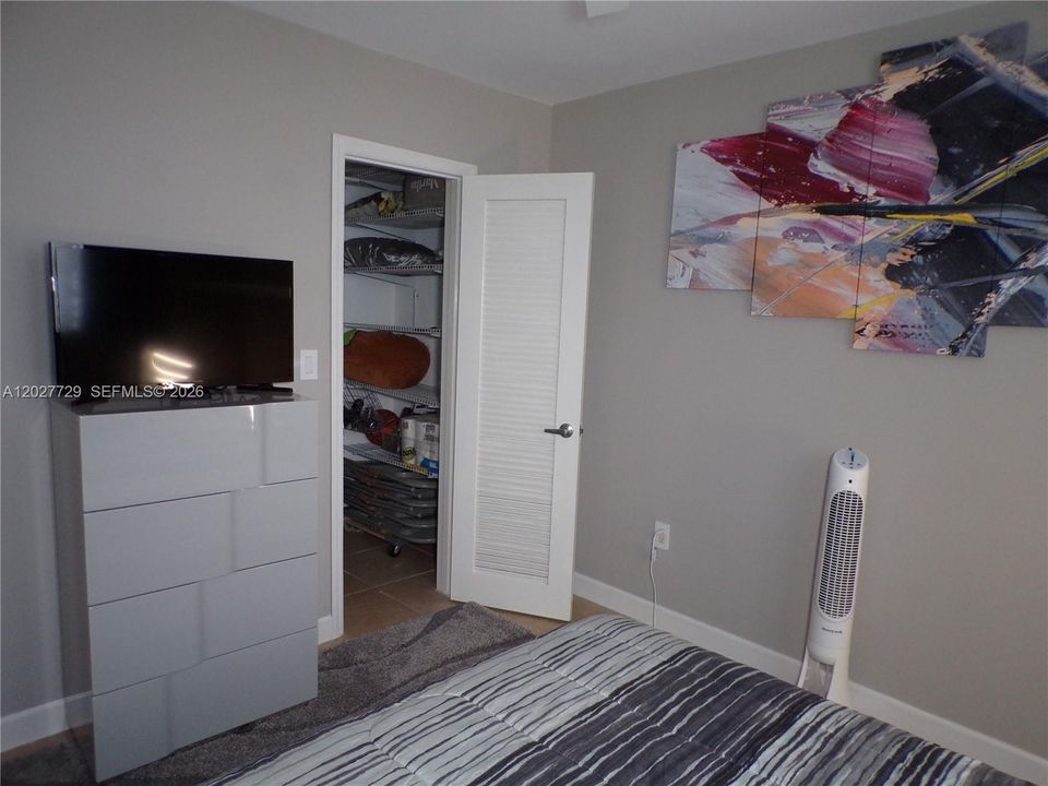 For Sale: $299,900 (2 beds, 2 baths, 1083 Square Feet)