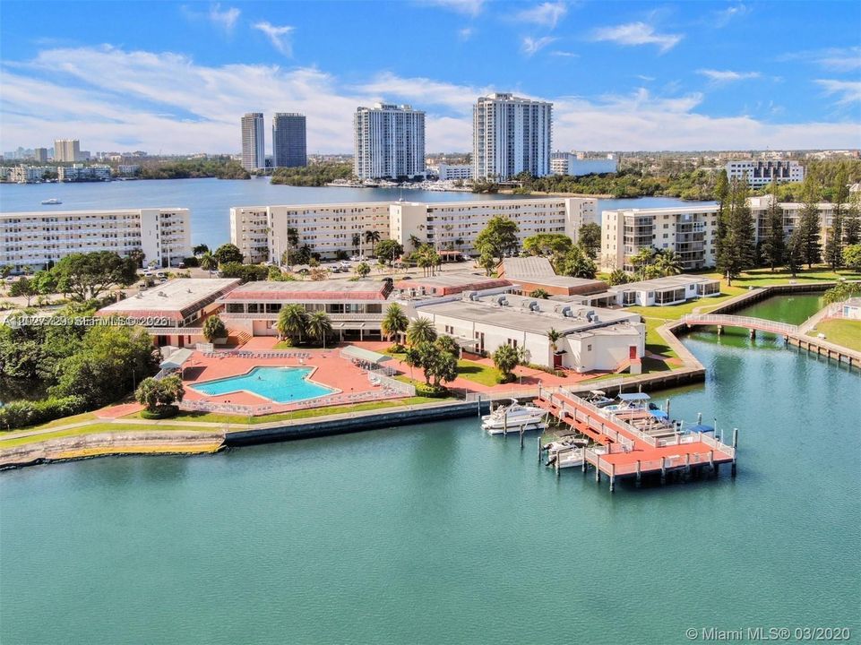 For Sale: $299,900 (2 beds, 2 baths, 1083 Square Feet)