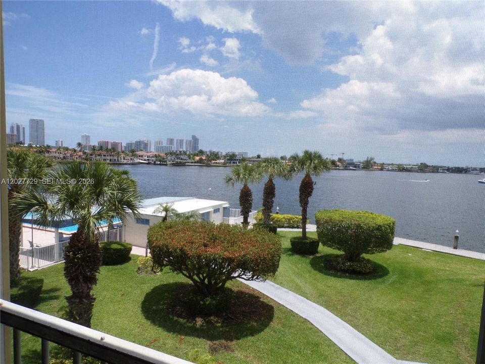 For Sale: $299,900 (2 beds, 2 baths, 1083 Square Feet)