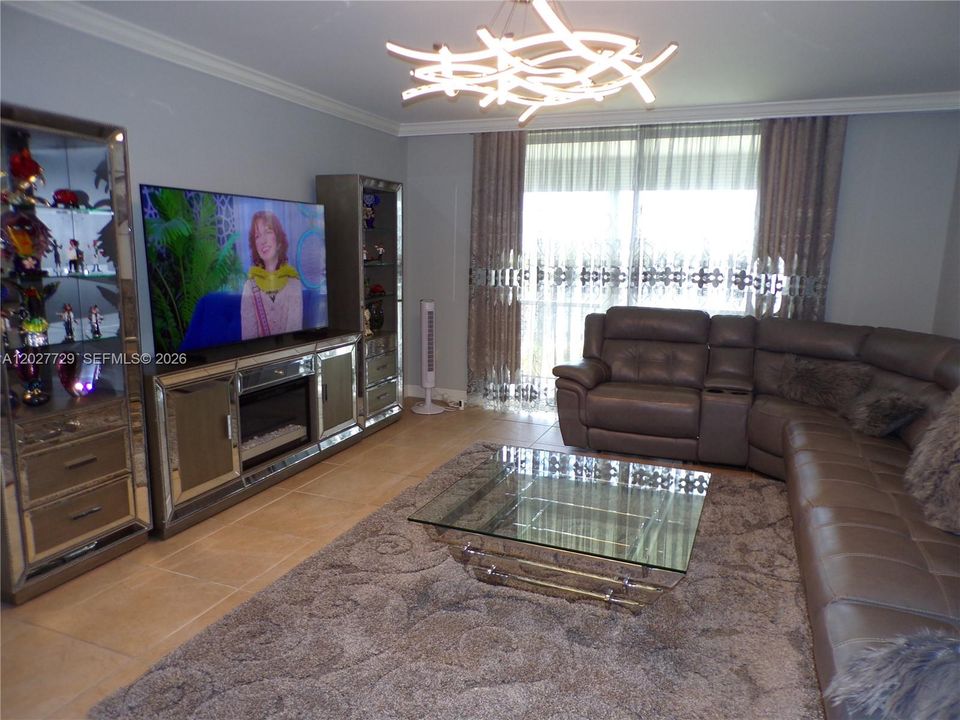 For Sale: $299,900 (2 beds, 2 baths, 1083 Square Feet)