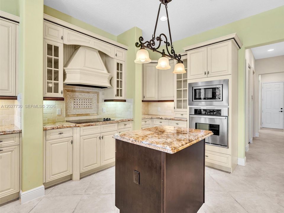 En Venta: $1,550,000 (5 camas, 3 baños, 4040 Pies cuadrados)