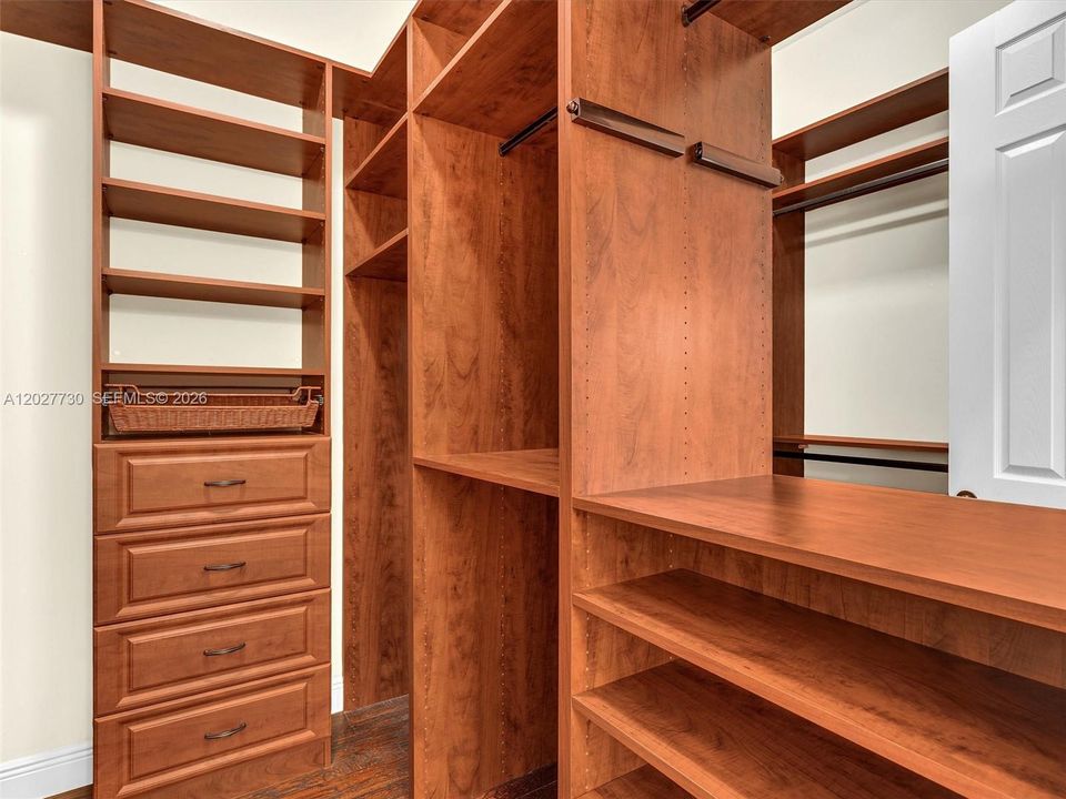 En Venta: $1,550,000 (5 camas, 3 baños, 4040 Pies cuadrados)