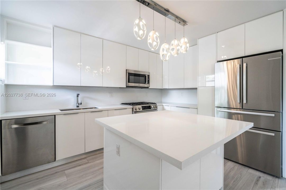 В аренду: $3,400 (2 спален, 1 ванн, 677 Квадратных фут)