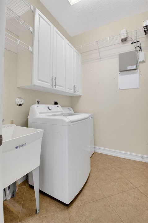 Laundry room w tub