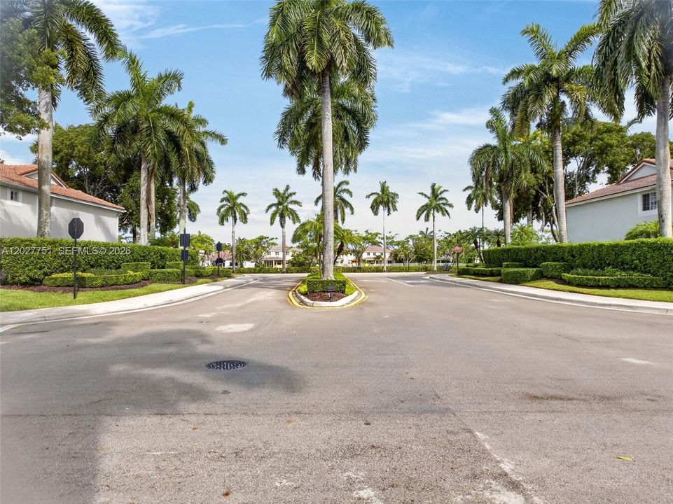 For Rent: $2,750 (2 beds, 1 baths, 979 Square Feet)