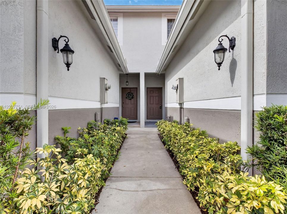 For Rent: $2,750 (2 beds, 1 baths, 979 Square Feet)