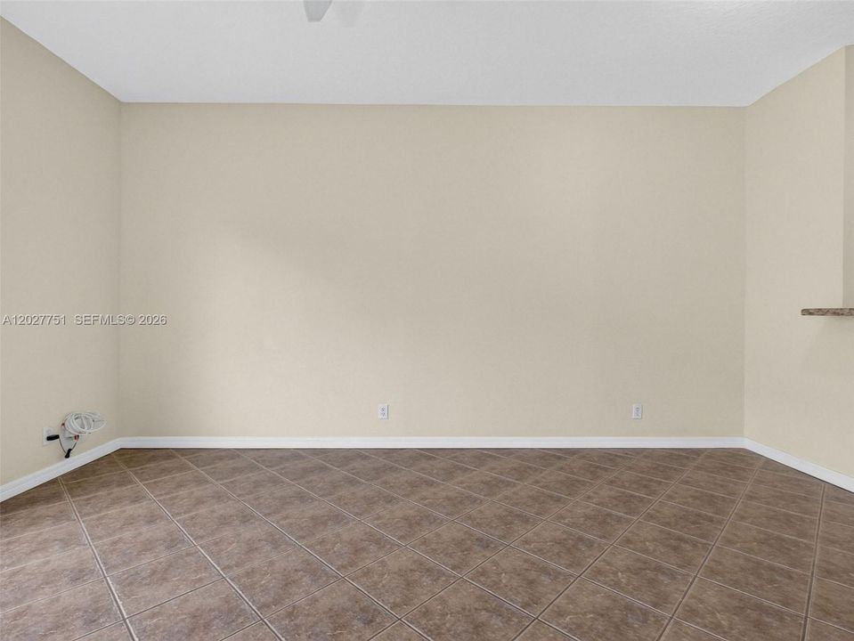 For Rent: $2,750 (2 beds, 1 baths, 979 Square Feet)