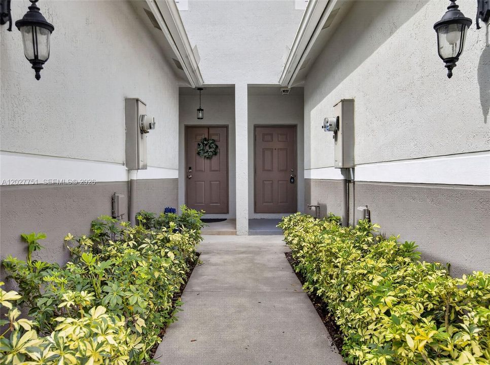 For Rent: $2,750 (2 beds, 1 baths, 979 Square Feet)