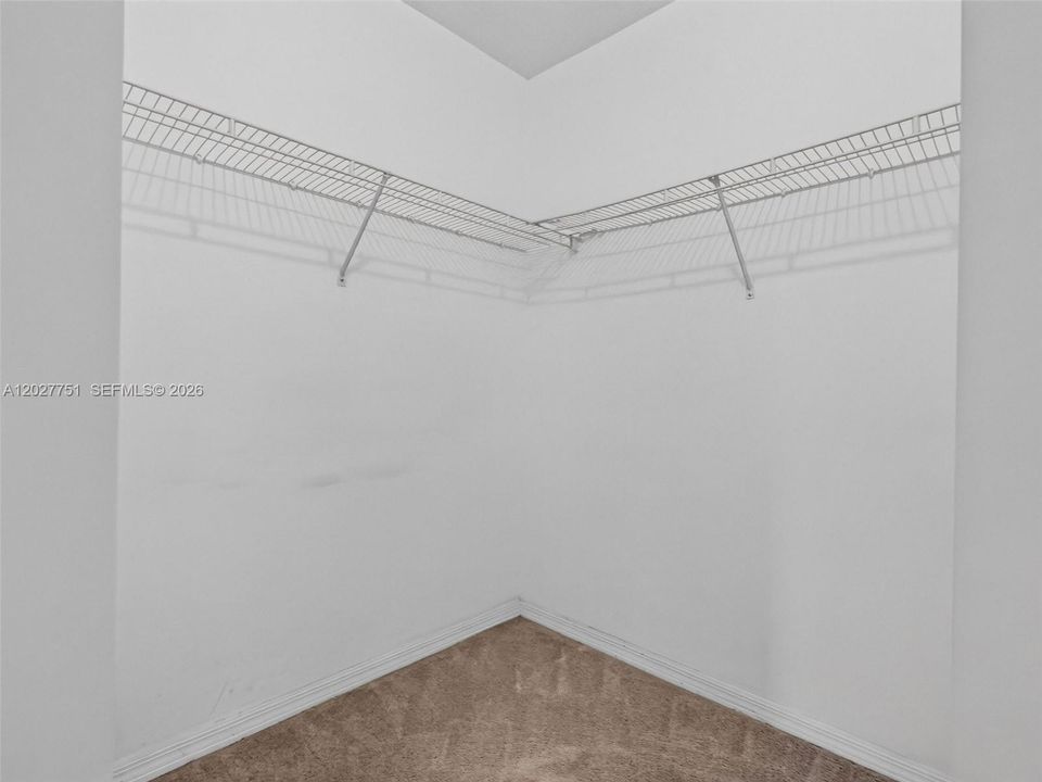 For Rent: $2,750 (2 beds, 1 baths, 979 Square Feet)