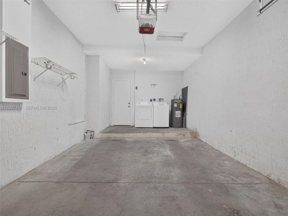 For Rent: $2,750 (2 beds, 1 baths, 979 Square Feet)