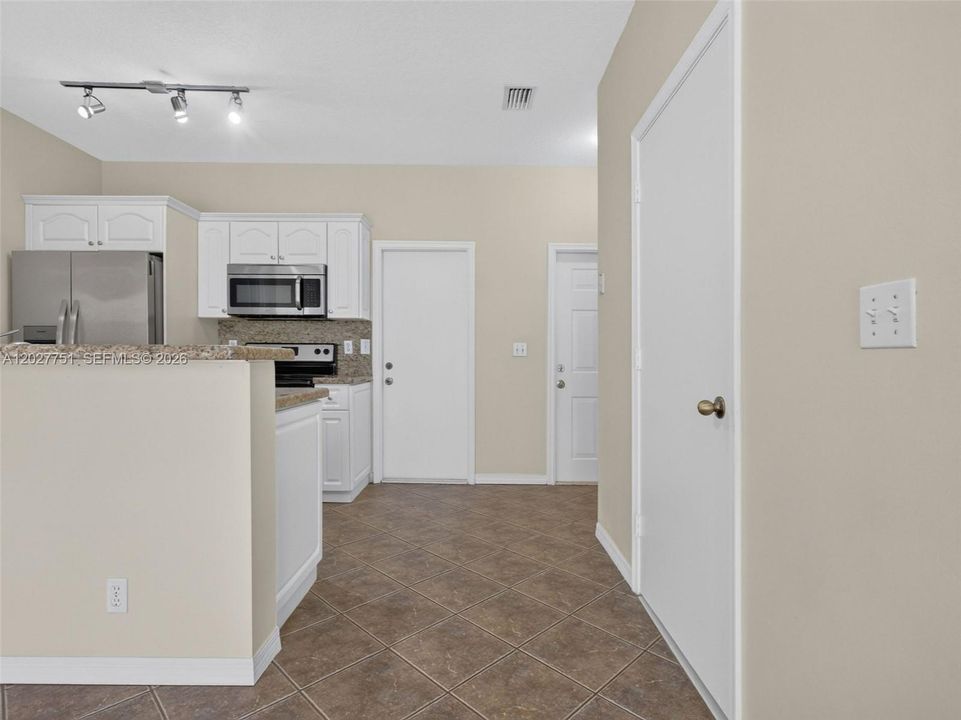 For Rent: $2,750 (2 beds, 1 baths, 979 Square Feet)