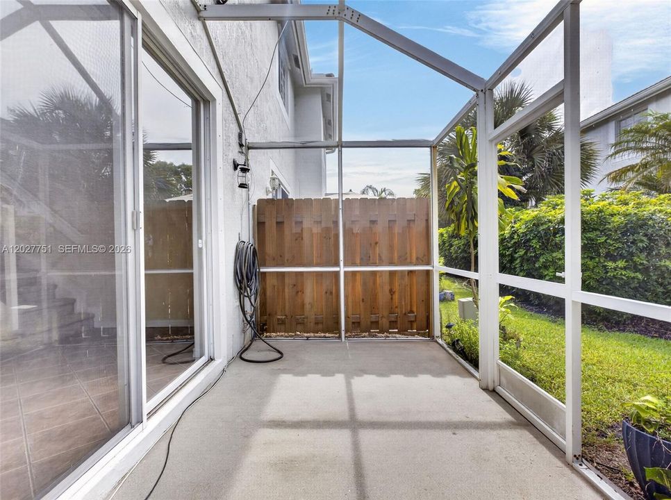 For Rent: $2,750 (2 beds, 1 baths, 979 Square Feet)