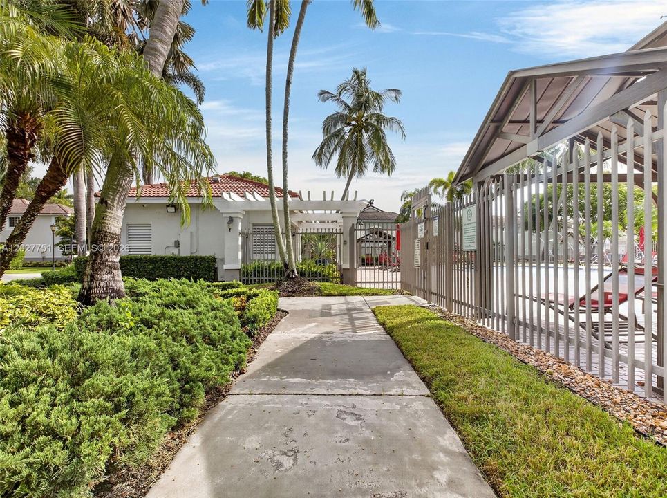 For Rent: $2,750 (2 beds, 1 baths, 979 Square Feet)