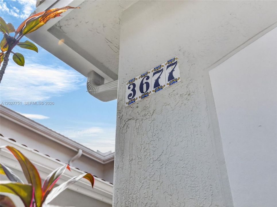 For Rent: $2,750 (2 beds, 1 baths, 979 Square Feet)
