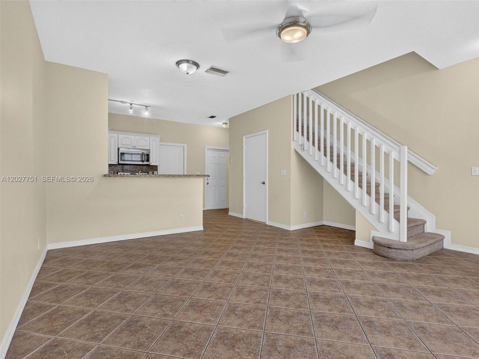 For Rent: $2,750 (2 beds, 1 baths, 979 Square Feet)