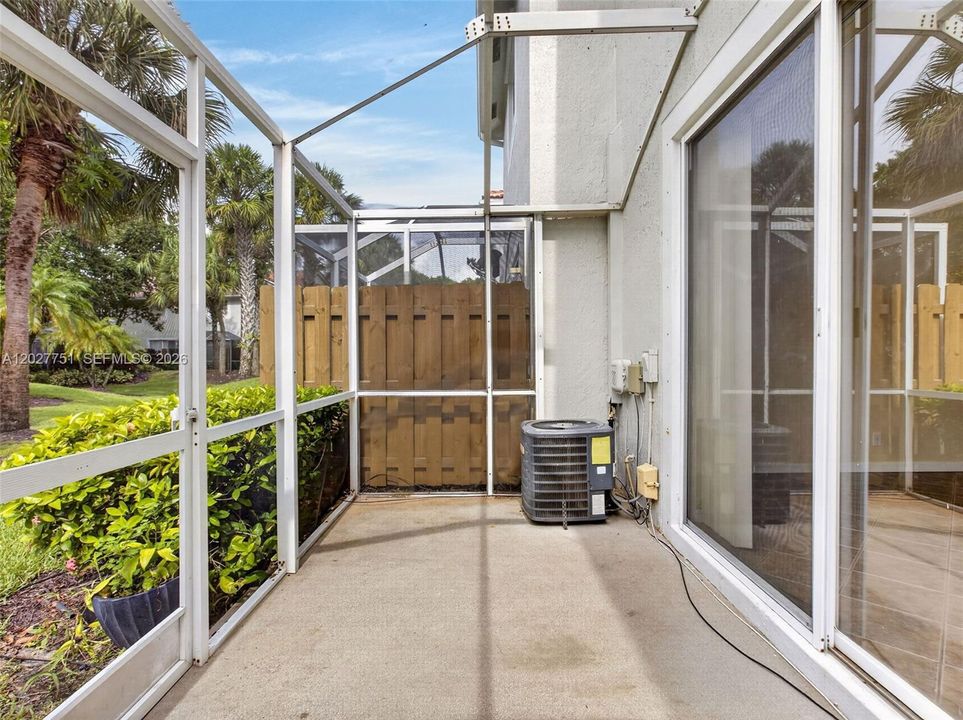 For Rent: $2,750 (2 beds, 1 baths, 979 Square Feet)