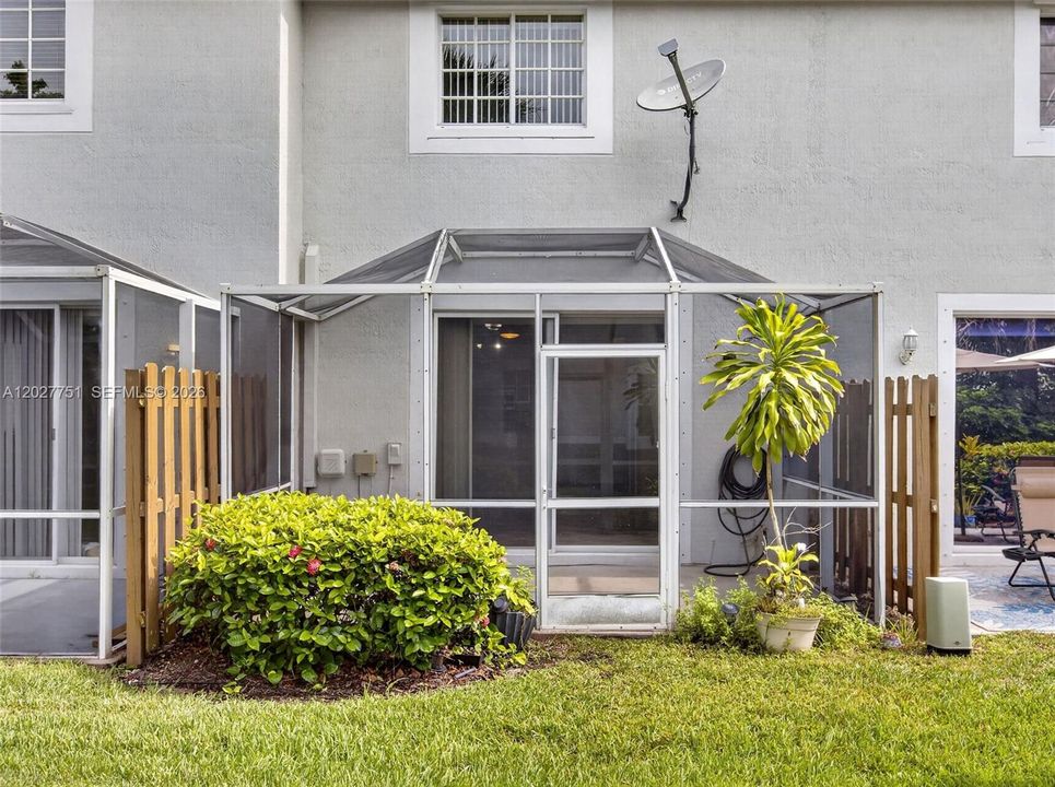 For Rent: $2,750 (2 beds, 1 baths, 979 Square Feet)