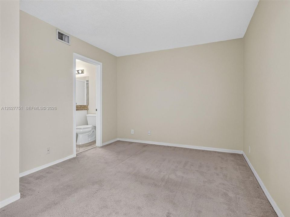 For Rent: $2,750 (2 beds, 1 baths, 979 Square Feet)