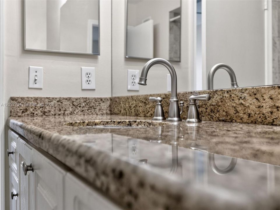 For Rent: $2,750 (2 beds, 1 baths, 979 Square Feet)