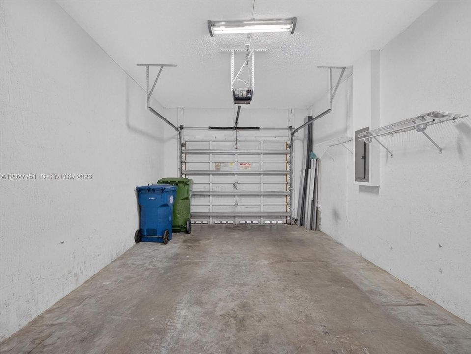 For Rent: $2,750 (2 beds, 1 baths, 979 Square Feet)