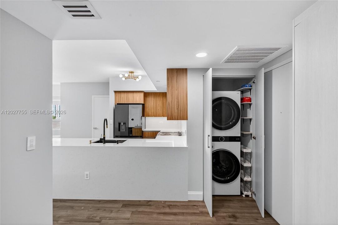 В аренду: $4,000 (2 спален, 2 ванн, 1030 Квадратных фут)