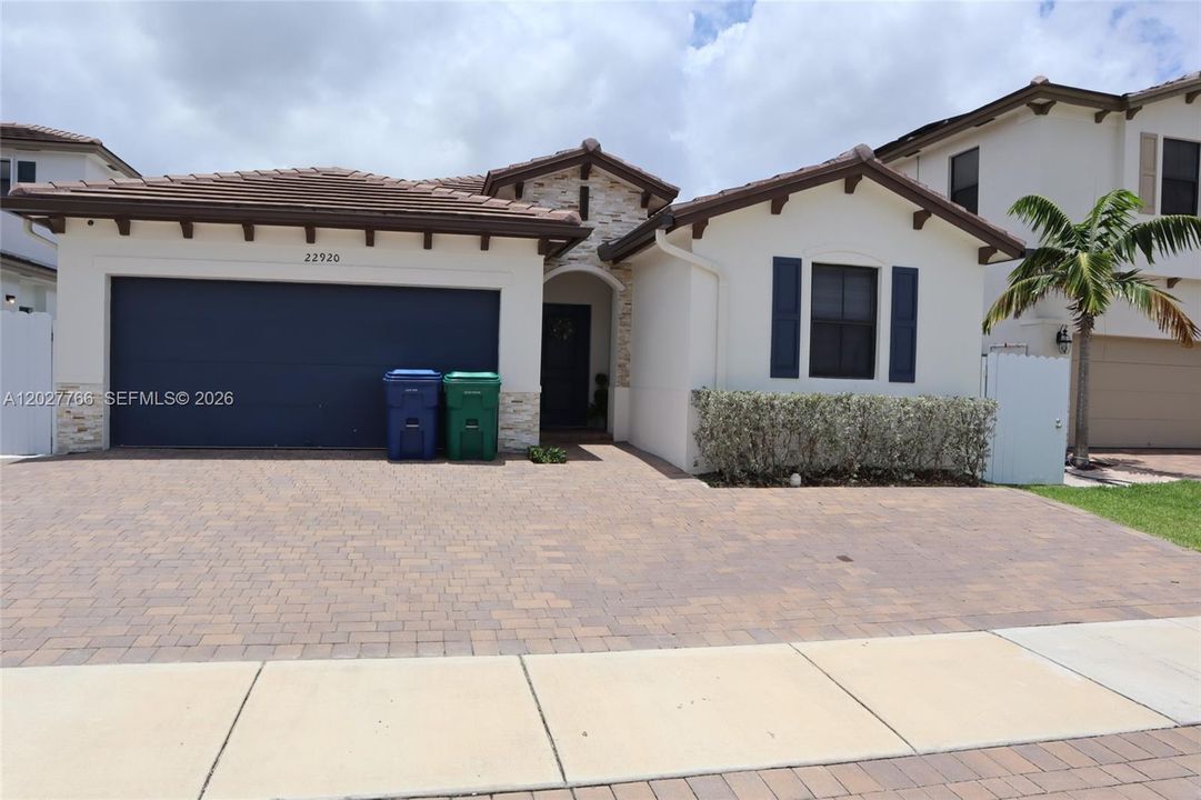 For Sale: $695,000 (4 beds, 3 baths, 1904 Square Feet)