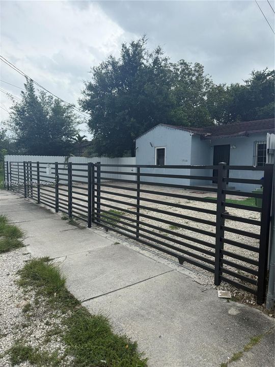 For Sale: $580,000 (2 beds, 1 baths, 1185 Square Feet)