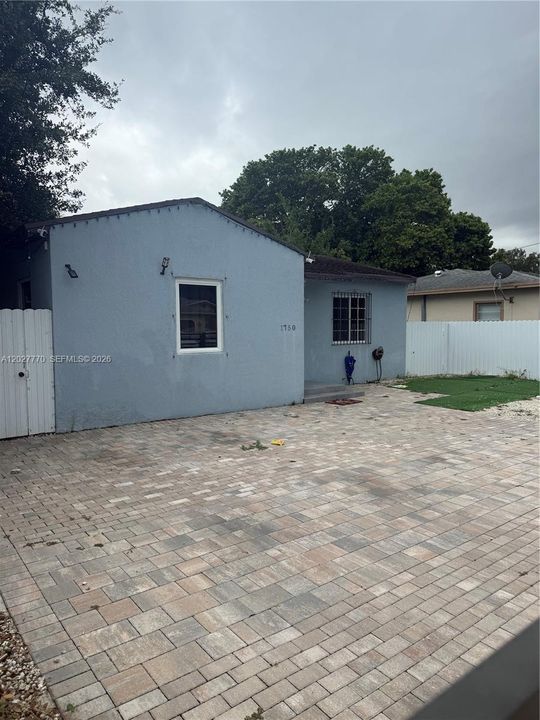 For Sale: $580,000 (2 beds, 1 baths, 1185 Square Feet)