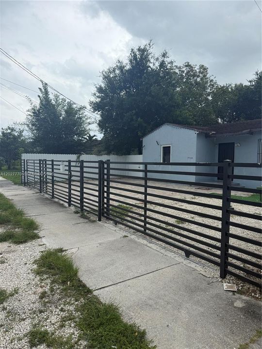 For Sale: $580,000 (2 beds, 1 baths, 1185 Square Feet)