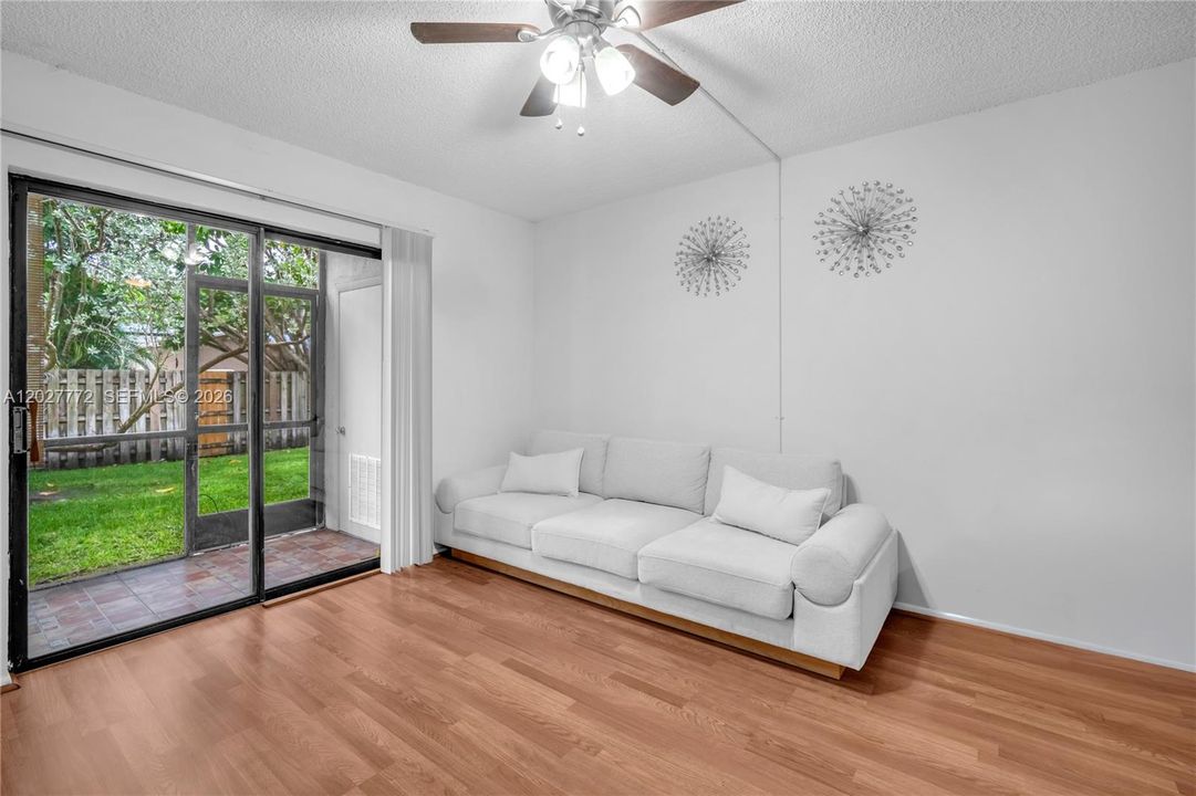 Activo con contrato: $255,000 (2 camas, 2 baños, 787 Pies cuadrados)
