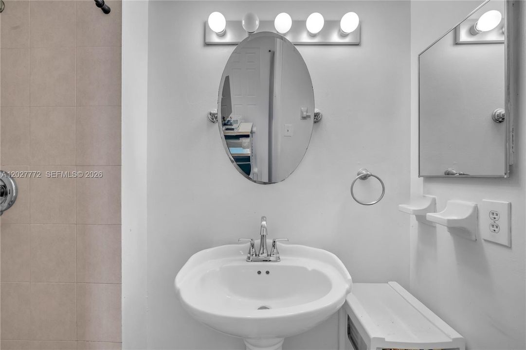 Activo con contrato: $255,000 (2 camas, 2 baños, 787 Pies cuadrados)