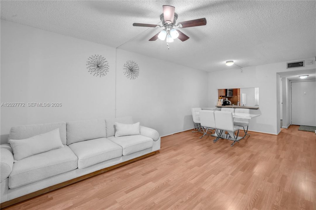 Activo con contrato: $255,000 (2 camas, 2 baños, 787 Pies cuadrados)
