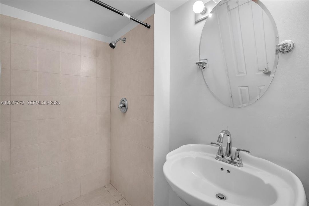 Activo con contrato: $255,000 (2 camas, 2 baños, 787 Pies cuadrados)