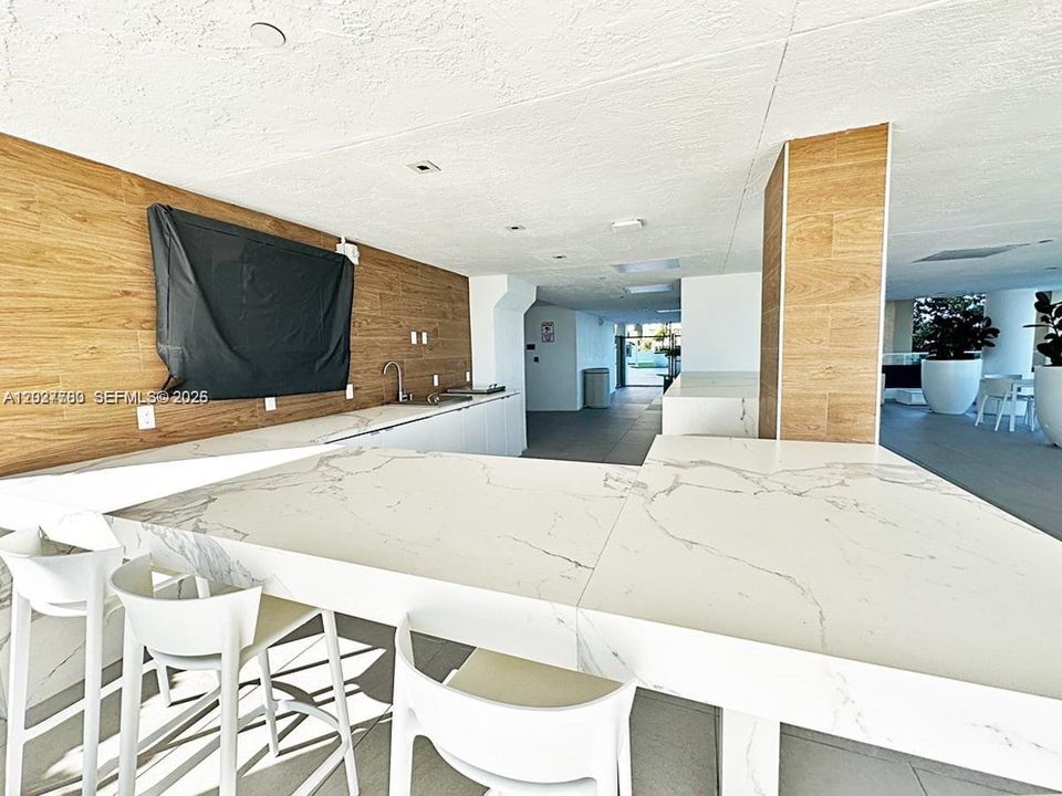 For Rent: $3,699 (2 beds, 2 baths, 985 Square Feet)