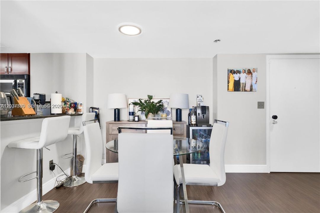 For Rent: $3,699 (2 beds, 2 baths, 985 Square Feet)