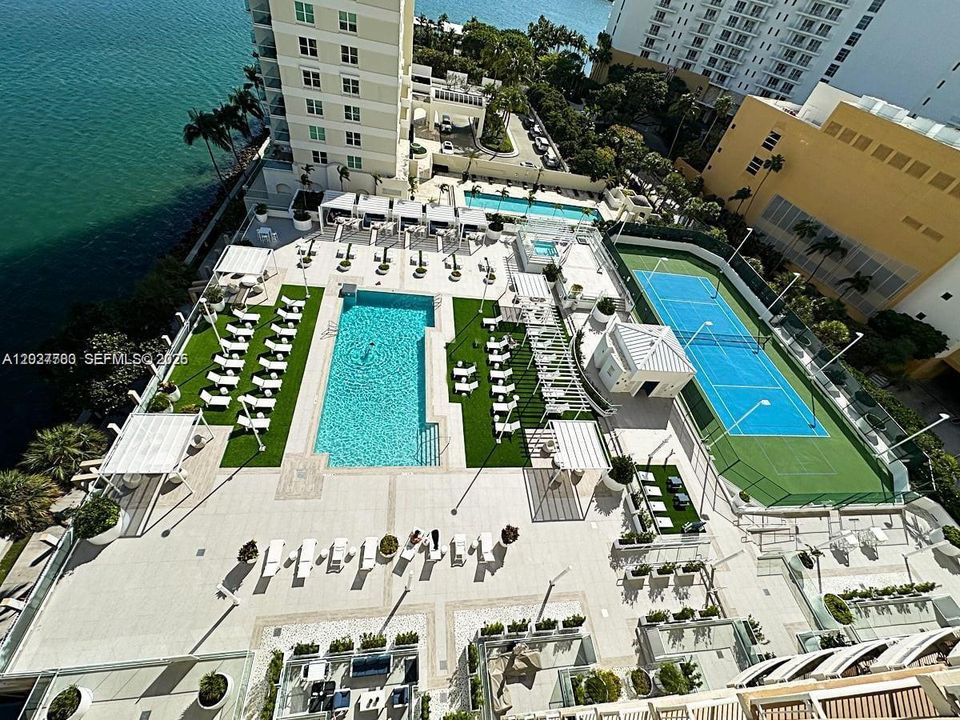For Rent: $3,699 (2 beds, 2 baths, 985 Square Feet)
