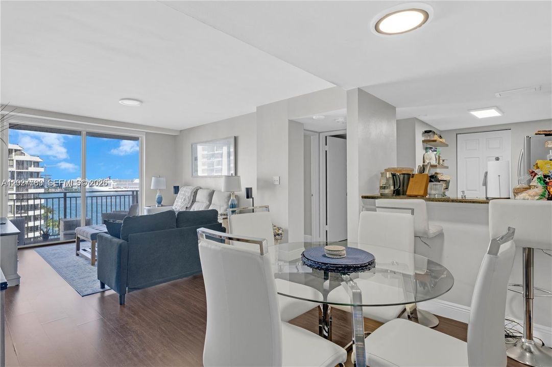 For Rent: $3,699 (2 beds, 2 baths, 985 Square Feet)