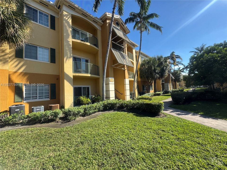 For Rent: $2,500 (2 beds, 2 baths, 910 Square Feet)