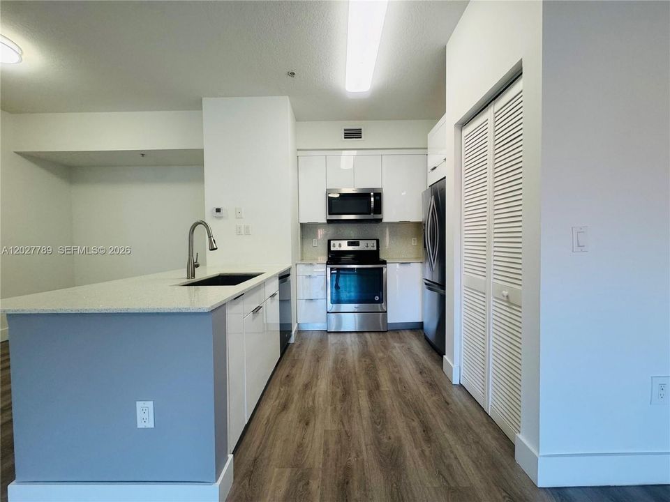 For Rent: $2,500 (2 beds, 2 baths, 910 Square Feet)