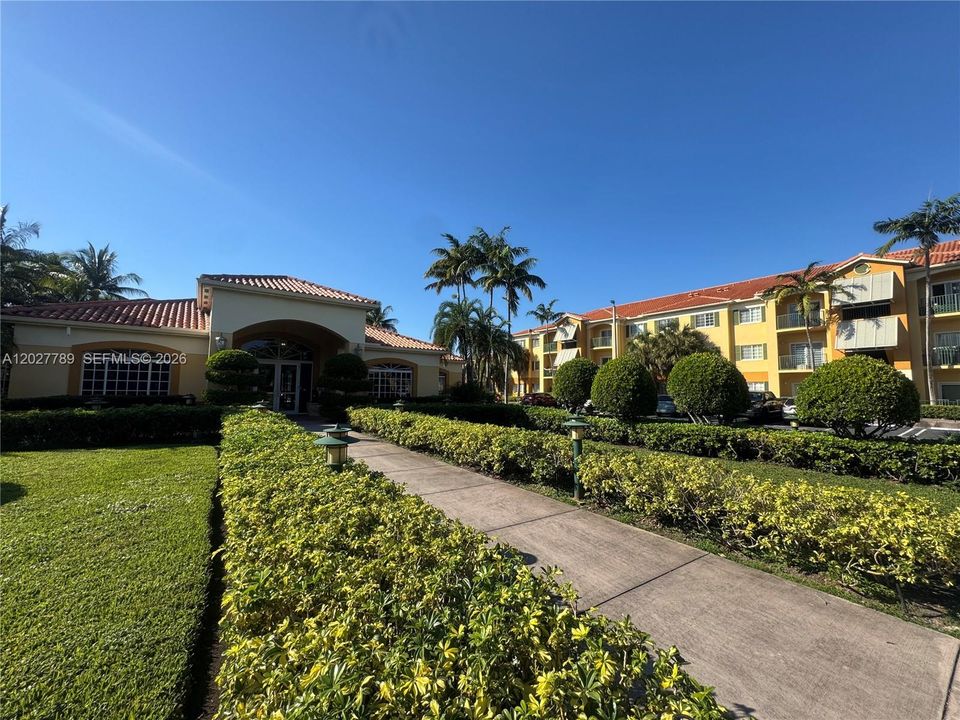 For Rent: $2,500 (2 beds, 2 baths, 910 Square Feet)