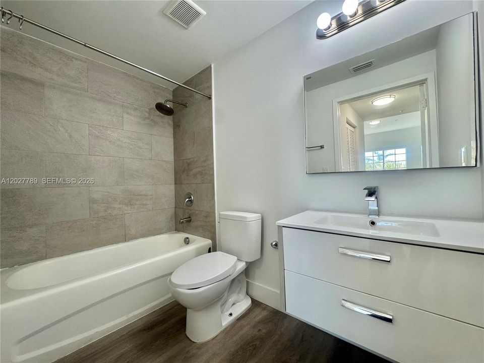 For Rent: $2,500 (2 beds, 2 baths, 910 Square Feet)
