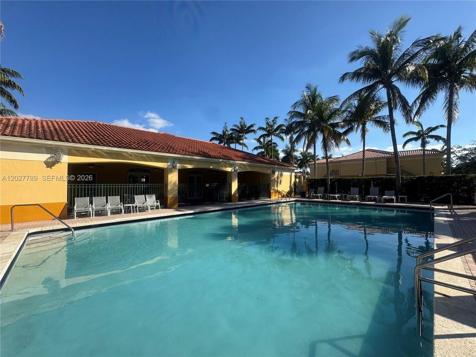 For Rent: $2,500 (2 beds, 2 baths, 910 Square Feet)