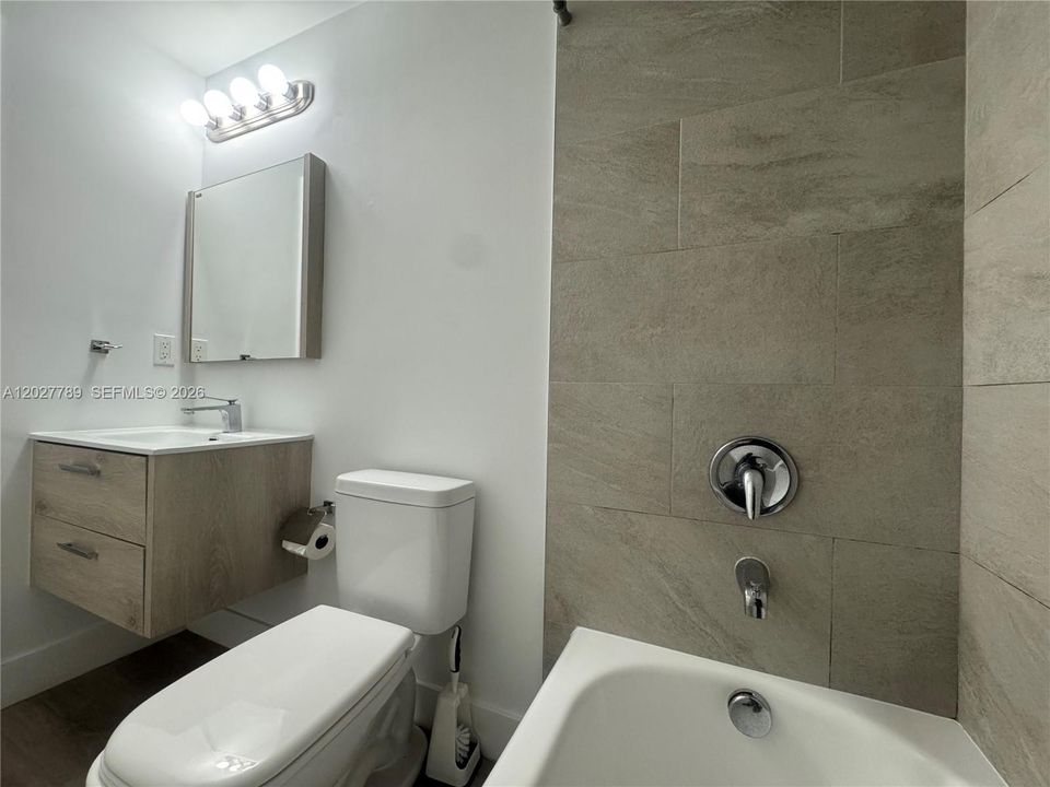 For Rent: $2,500 (2 beds, 2 baths, 910 Square Feet)