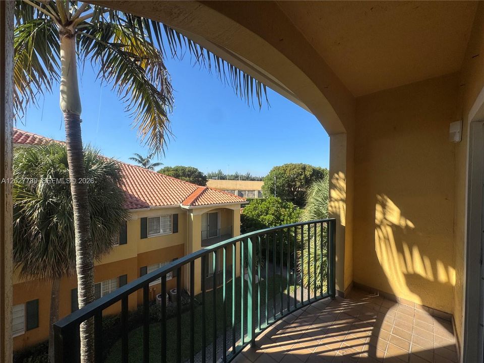 For Rent: $2,500 (2 beds, 2 baths, 910 Square Feet)