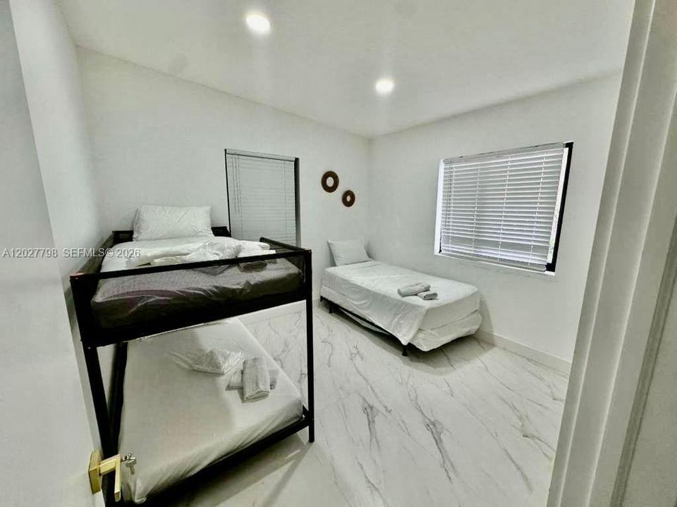 В аренду: $7,500 (4 спален, 2 ванн, 1625 Квадратных фут)